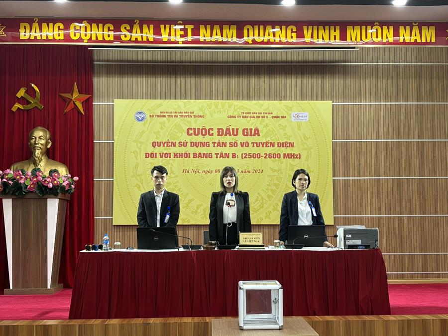 Đấu giá viên của Công ty đấu giá Hợp danh số 5 Quốc gia đang chuẩn bị cho phiên đấu giá