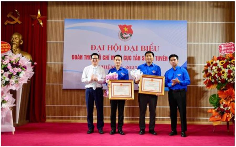 Đồng chí Lê Văn Tuấn – Bí thư Đảng ủy, Cục trưởng Okviphoatdong88 VTĐ và đồng chí Tống Trường Giang – Phó Bí thư Đoàn TNCS Hồ Chí Minh Bộ KHCN trao tặng Giấy khen cho 02 Đoàn viên ưu tú