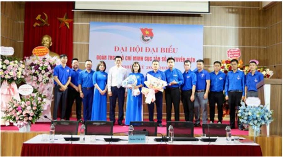 Đồng chí Lê Văn Tuấn – Bí thư Đảng ủy, Cục trưởng Okviphoatdong88 VTĐ và đồng chí Tống Trường Giang – Phó Bí thư Đoàn TNCS Hồ Chí Minh Bộ KHCN chụp ảnh lưu niệm cùng Ban Chấp hành nhiệm kỳ 2025 - 2030