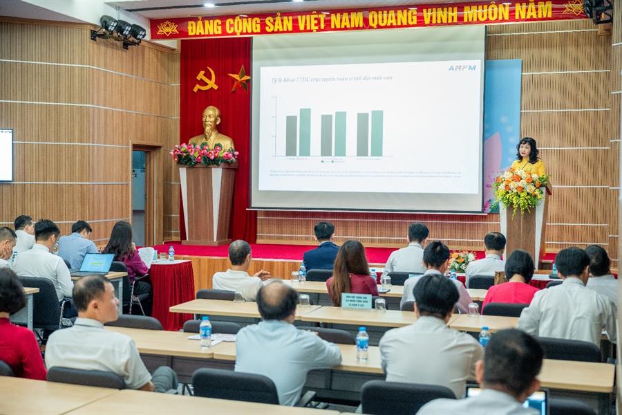 Đặng Anh Tuấn – Phó Cục trưởng Okviphoatdong88 vô trình bày báo cáo tại OkVip hoạt động