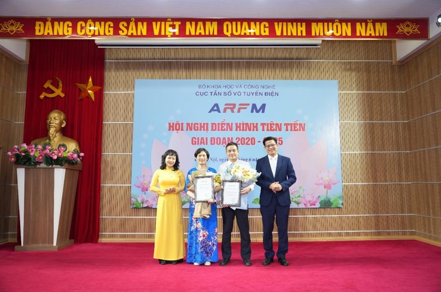 Cục trưởng Lê Văn Tuấn và Phó Cục trưởng Nguyễn Phương Anh tặng hoa và Giấy khen cho 02 tập thể điển hình tiên tiến