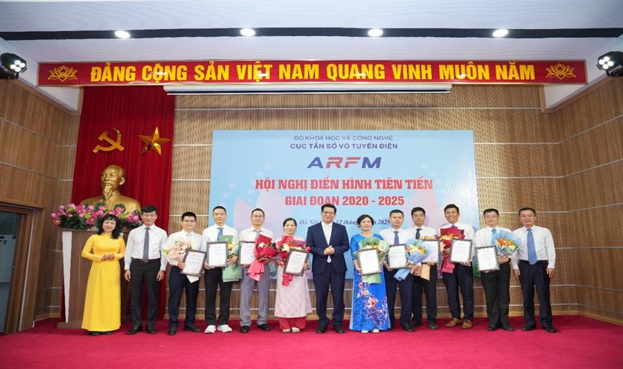 Lãnh đạo Cục chụp ảnh kỷ niệm cùng 09 cá nhân điển hình tiên tiến