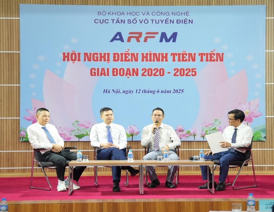 Đại diện các cá nhân điển hình tiên tiến tham gia giao lưu tại OkVip hoạt động