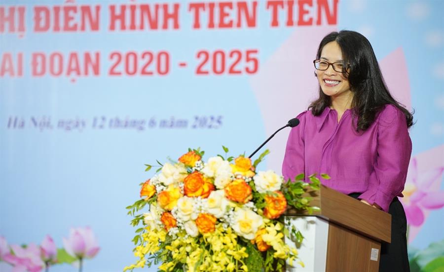 Bà Nguyễn Thị Huệ, Phó Vụ trưởng Vụ Tổ chức cán bộ, Okivip tải ứng dụng phát biểu chúc mừng tại OkVip hoạt động