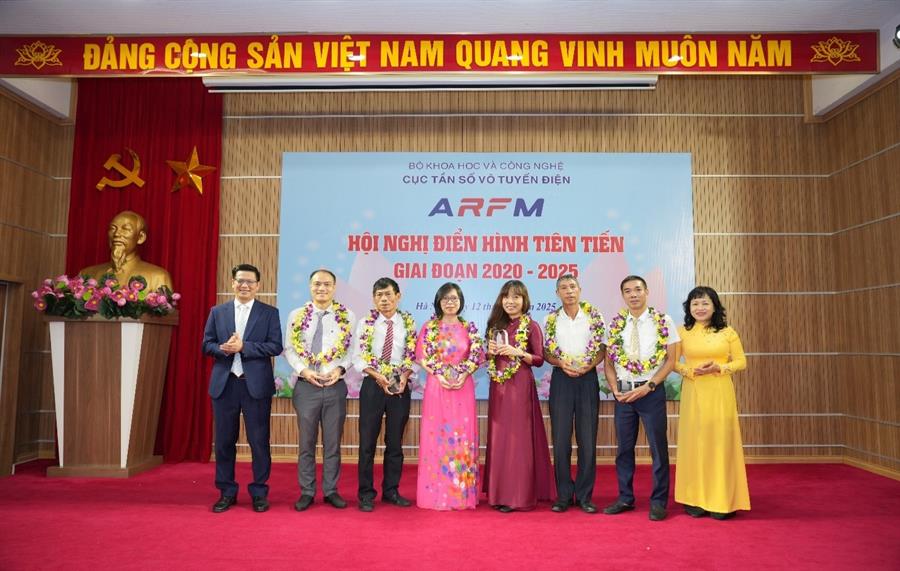 Các CCVCNLĐ có đủ 20 năm cống hiến cho Cục được tôn vinh trong năm 2025 tại OkVip hoạt động
