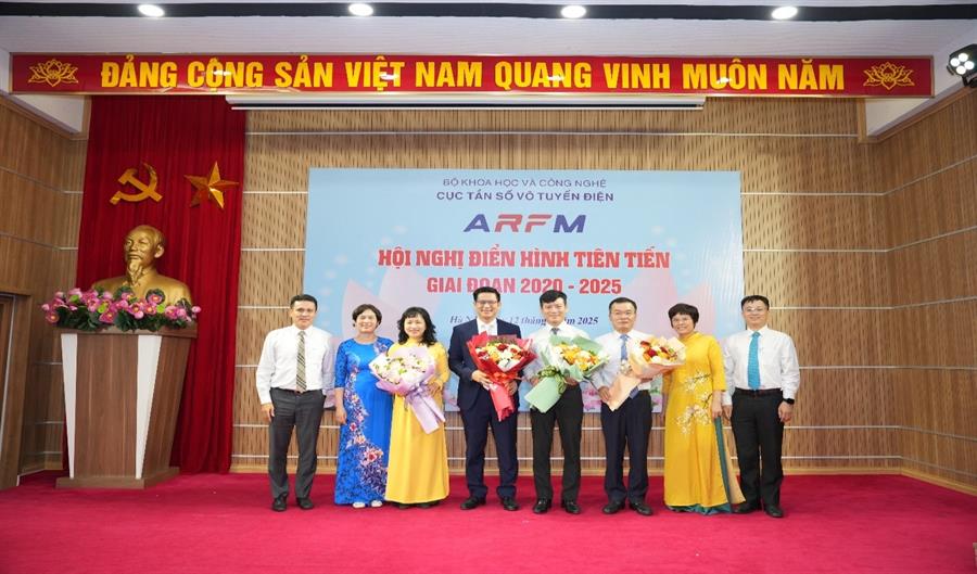 Tặng hoa tri ân, cảm ơn các Lãnh đạo Cục đã đồng hành truyền cảm hứng làm việc hết mình cho tập thể CCVCNLĐ Cục