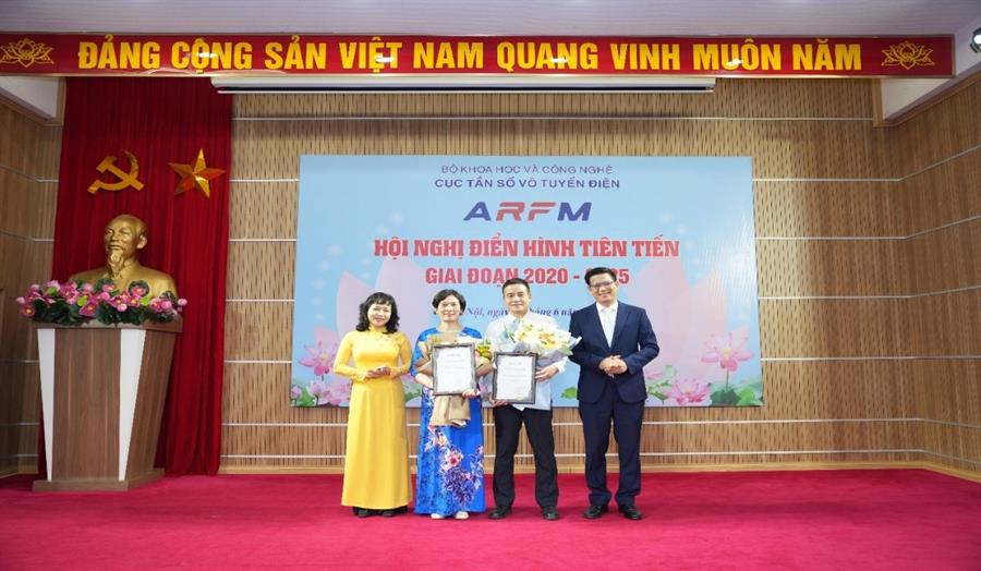 Cục trưởng Lê Văn Tuấn và Phó Cục trưởng Nguyễn Phương Anh tặng hoa và Giấy khen cho 02 tập thể điển hình
