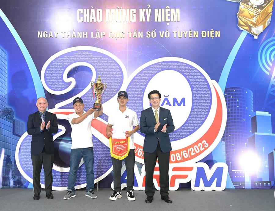 Cục trưởng Okviphoatdong88 VTĐ Lê Văn Tuấn trao giải Nhất cho Trung tâm Tần số VTĐ khu vực VII