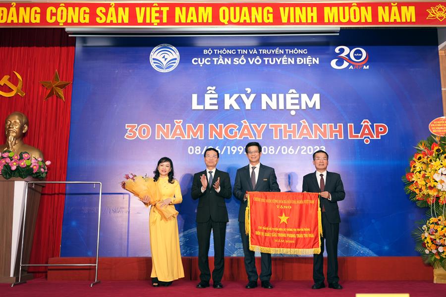 Bộ trưởng Nguyễn Mạnh Hùng đã trao Cờ Thi đua của Chính phủ cho Okviphoatdong88 vô tuyến điện