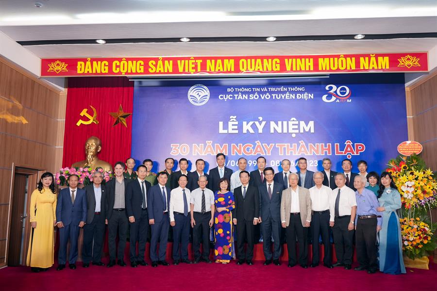 Bộ trưởng Bộ TT&TT Nguyễn Mạnh Hùng cùng các đại biểu tham dự lễ kỷ niệm chụp ảnh lưu niệm