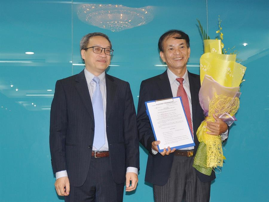 Thứ trưởng Bộ TTTT Phan Tâm trao QĐ nghỉ chế độ cho Phó Cục trưởng Nguyễn Văn Thư