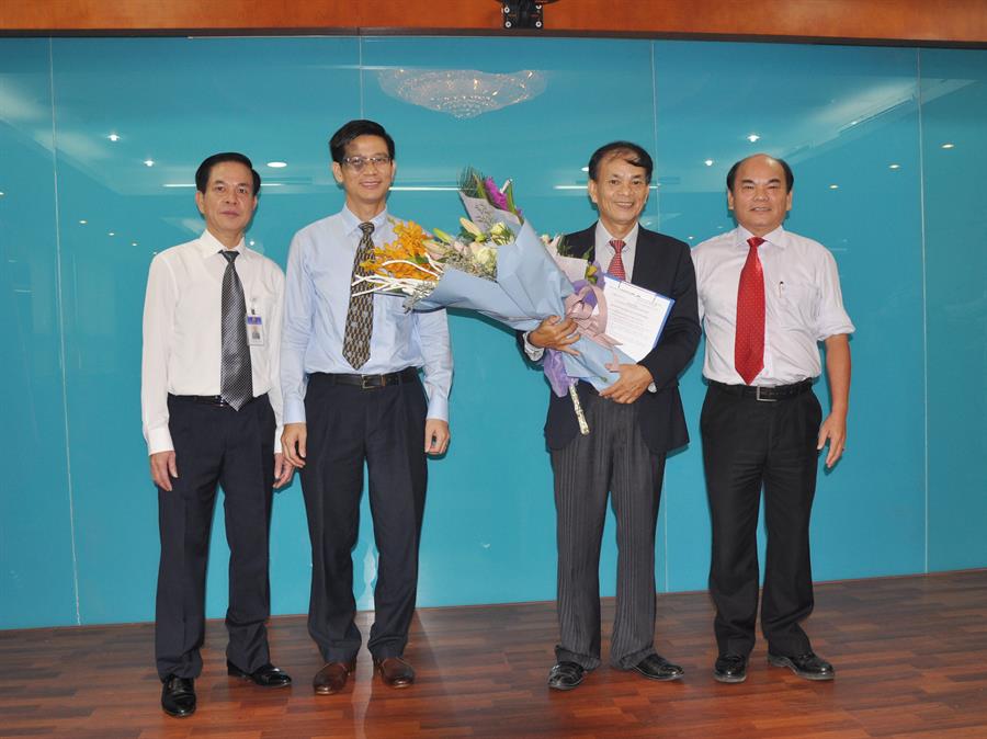 Phó Cục trưởng, Phụ trách Cục Tần số VTĐ Lê Văn Tuấn cảm ơn và chúc mừng Phó Cục trưởng Nguyễn Văn Thư