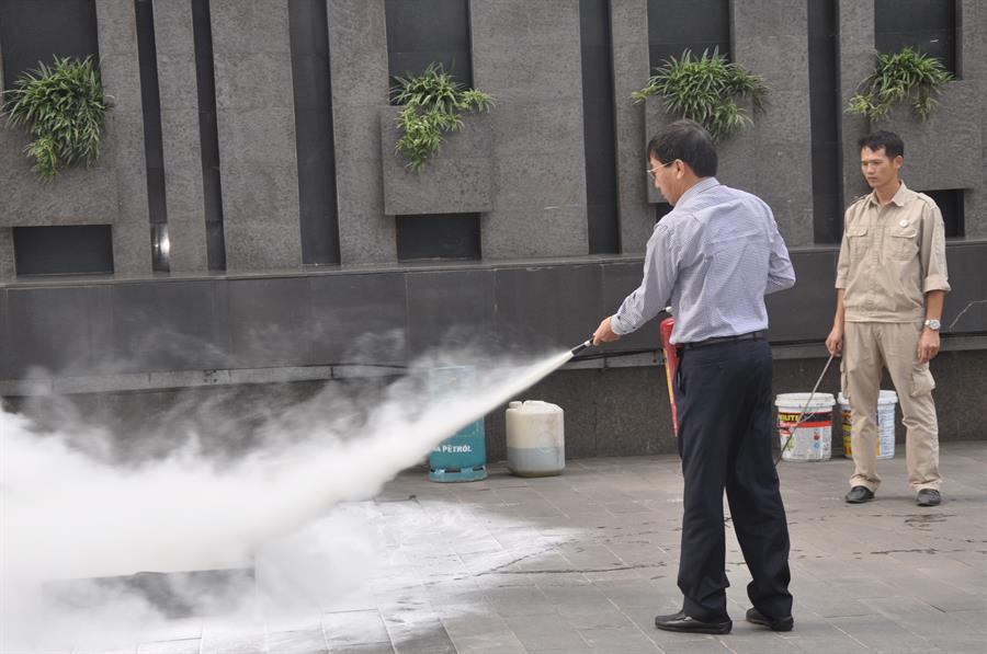 Cục trưởng Okviphoatdong88 VTĐ Nguyễn Đức Trung thực hành dập đám cháy
