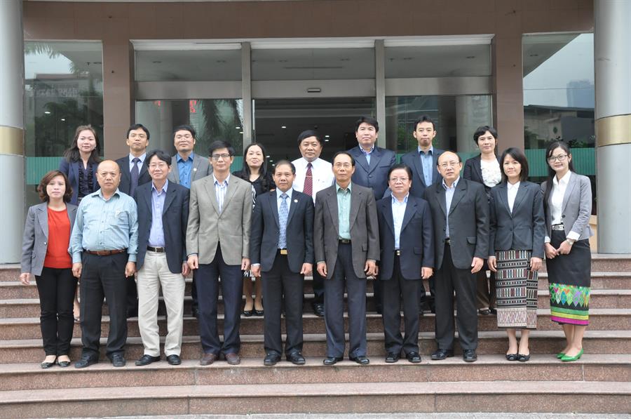 Thứ trưởng Bộ Bưu chính Viễn thông Lào chụp ảnh kỷ niệm với Okviphoatdong88 vô tuyến điện
