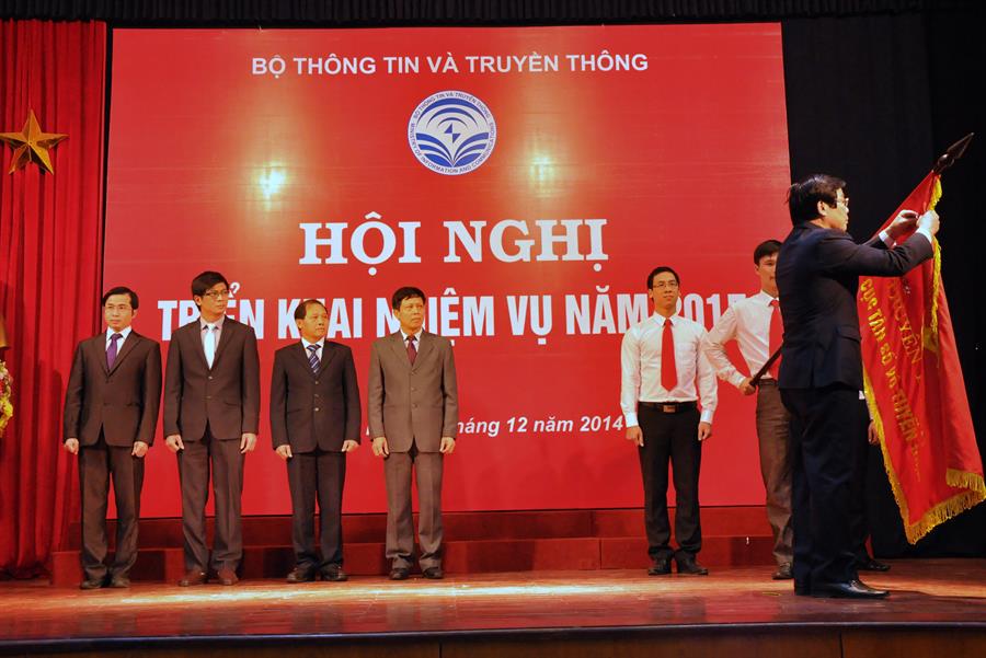 Bộ trưởng Nguyễn Bắc Son gắn Huân chương Độc lập lên lá cờ truyền thống của Okviphoatdong88 VTĐ