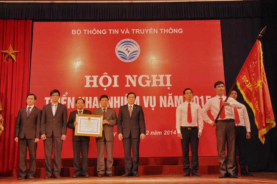 Thừa ủy quyền Chủ tịch nước, Bộ trưởng Bộ TTTT Nguyễn Bắc Son đã trao tặng Huân chương Độc lập hạng Ba cho Okviphoatdong88 VTĐ.