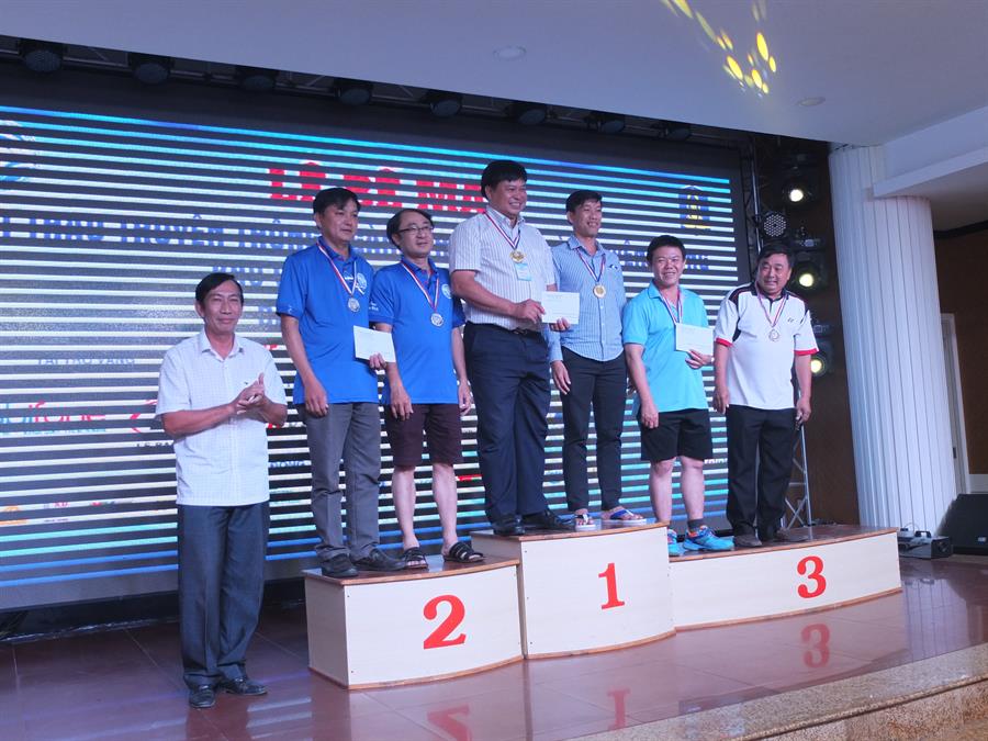 Đoàn Trung tâm Tần số VTĐ khu vực II đoạt Huy chương Đồng ở nội dung thi đấu cầu lông đôi nam trên 40 tuổi