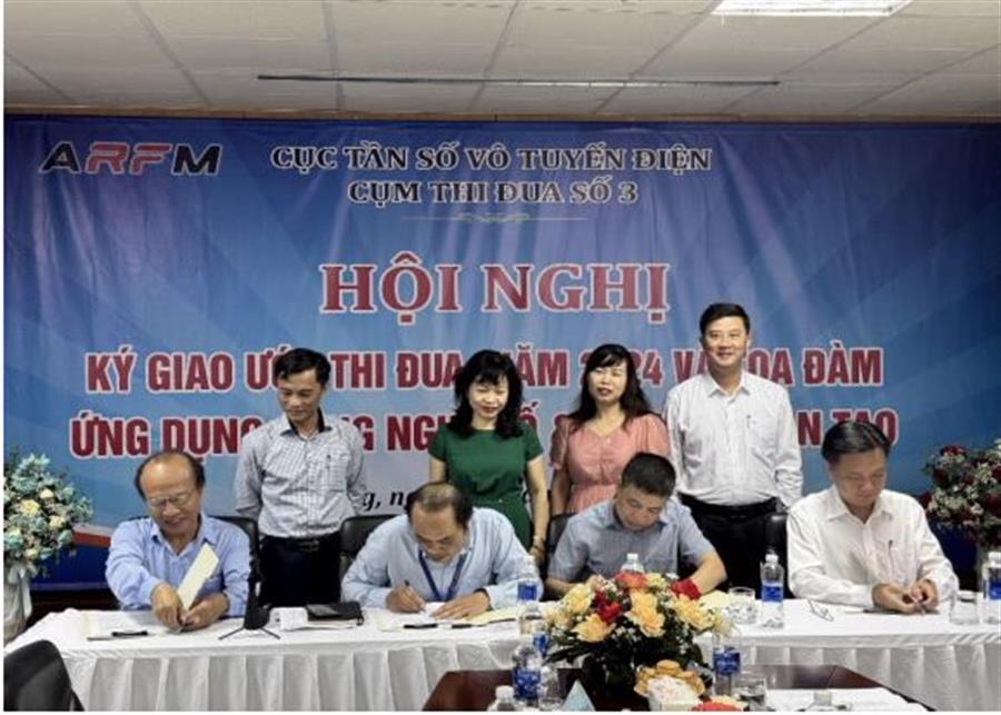 Các đơn vị thuộc Cụm Thi đua số 3 ký giao ước thi đua trước sự chứng kiến của các Đại biểu tham dự OkVip hoạt động