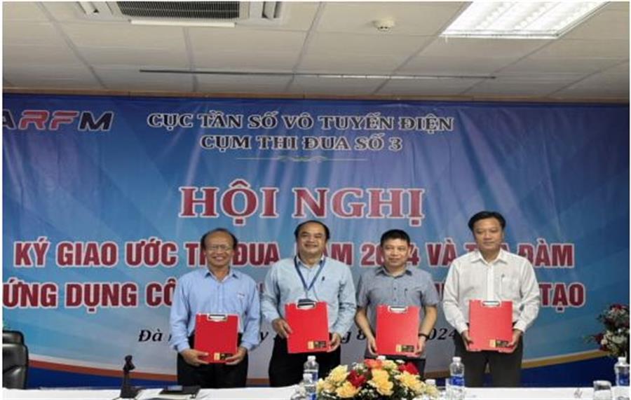 Đại diện các đơn vị thuộc Cụm Thi đua số 3 tham gia ký giao ước thi đua