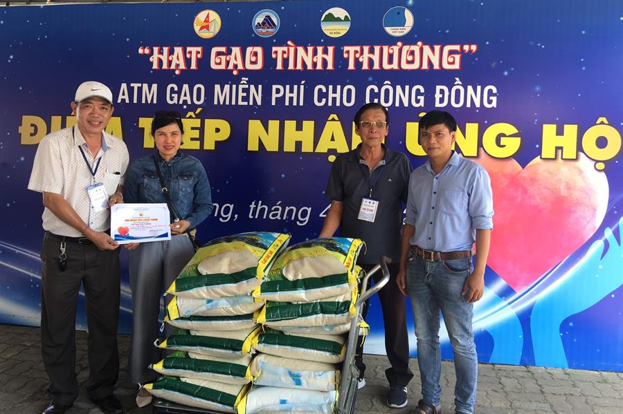 Công đoàn và Đoàn Thanh niên Trung tâm III trao ủng hộ hơn 0,5 tấn gạo cho cây “ATM gạo” miễn phí cho cộng đồng tại đường Trần Hưng Đạo, phường An Hải Bắc, quận Sơn Trà, Đà Nẵng