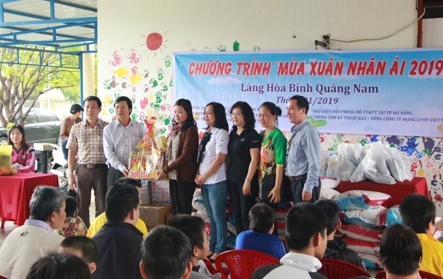 Đại diện các đơn vị tham gia Chương trình tặng quà chúc mừng năm mới cho tập thể Làng Hoà Bình