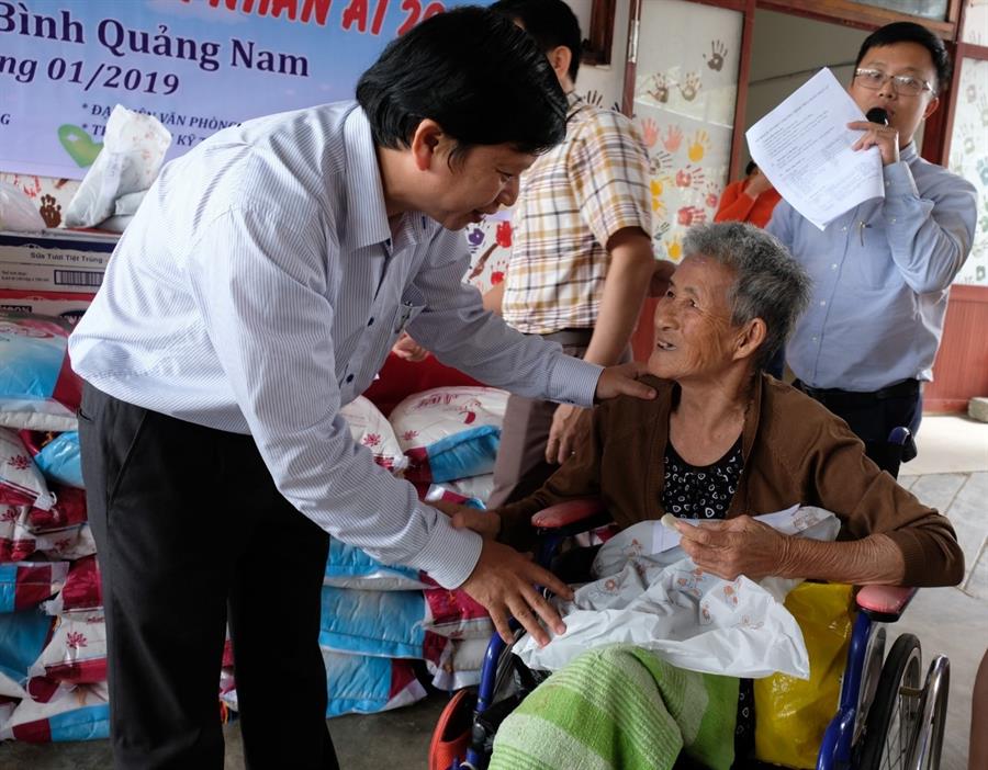 Chủ tịch Công đoàn Trung tâm Tần số VTĐ khu vực III tặng quà cho bà Lê Thị Hoa - 74 tuổi đến từ xã Tam Phú, thành phố Tam Kỳ
