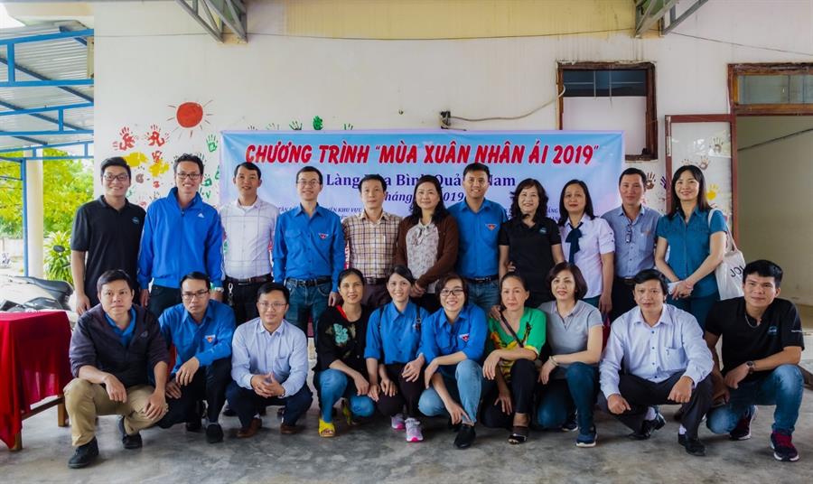 Toàn Đoàn chụp ảnh lưu niệm cùng Lãnh đạo Làng Hòa Bình – Quảng Nam