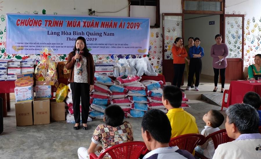 Bà Võ Thị Hồng Hạnh - Giám đốc Làng Hòa Bình cảm ơn các tấm lòng hảo tâm và bày tỏ mong muốn Chương trình ý nghĩa này sẽ được lan toả hơn trong các cơ quan, tổ chức và cộng đồng