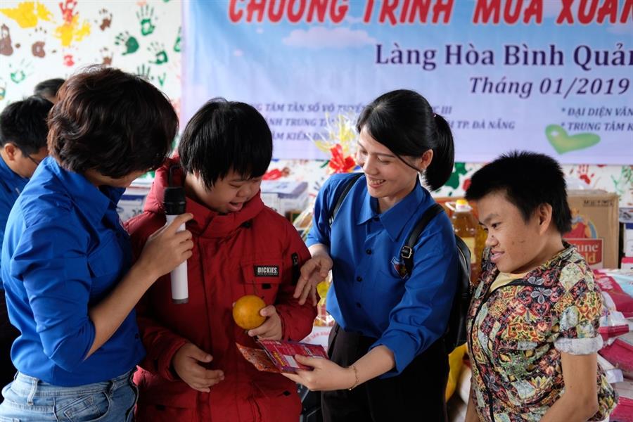 Hai cháu nhỏ khuyết tật Lê Thị Ánh Tuyết (áo đỏ) và Phan Thị Minh Hải (áo hoa văn nhiều màu) mạnh dạn tham gia trò chơi