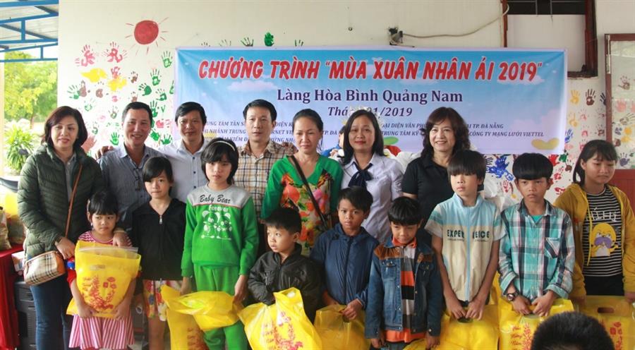Đoàn trao quà cho các cháu mồ côi