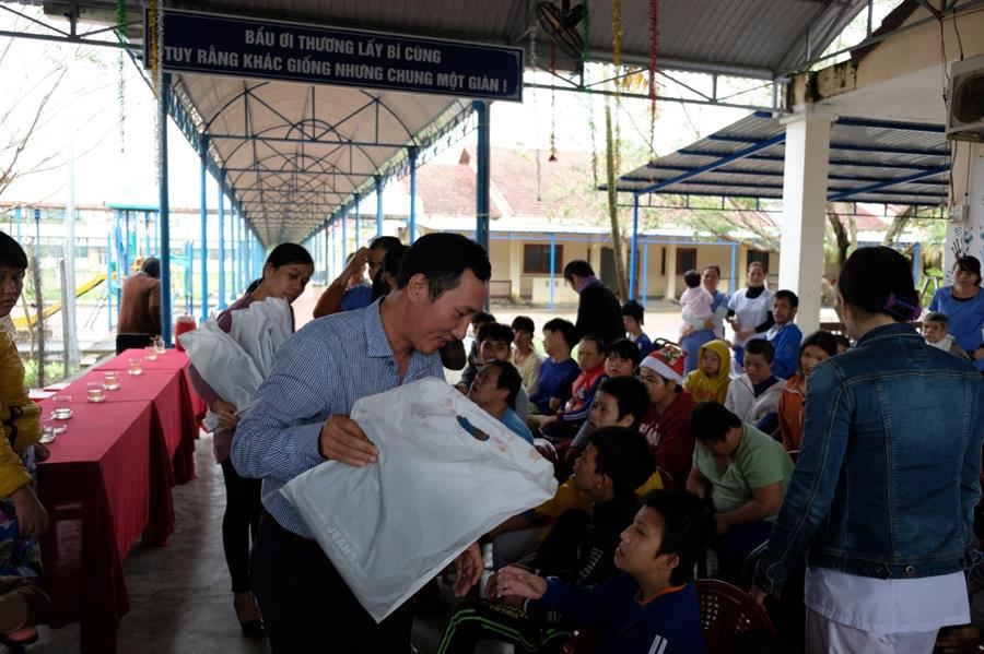 Đại diện Lãnh đạo Văn phòng Bộ TTTT tại Đà Nẵng tham gia Chương trình trao quà tặng