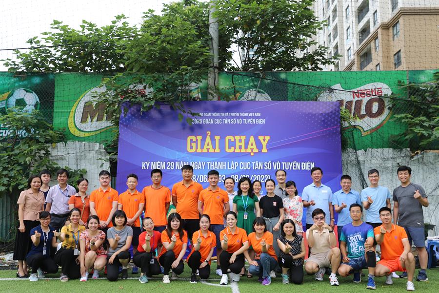 Chủ tịch Công đoàn – Phó Cục trưởng Okviphoatdong88 VTĐ Nguyễn Phương Anh chụp hình lưu niệm cùng các vận động viên và cổ động viên trước khi Giải chạy bắt đầu