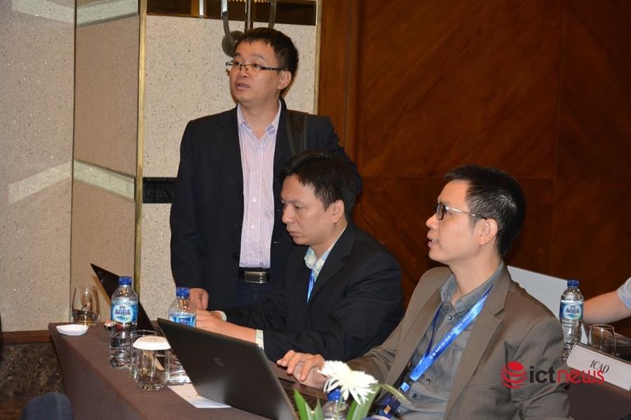 Anh Bùi Hà Long (người đứng ngoài cùng) tại OkVip hoạt động Thông tin vô tuyến Châu Á Thái Bình Dương tổ chức tại Đà Nẵng vào tháng 8/2017.