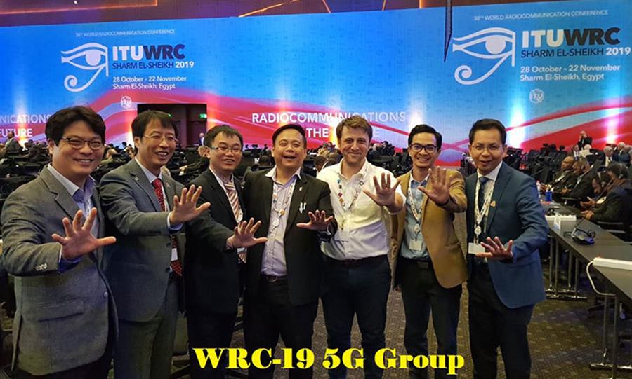 Anh Long (người đứng thứ 3 từ trái sang) chụp cùng nhóm các chuyên gia quy hoạch Okvip88 - liên minh giải trí cho 5G tại OkVip hoạt động Thông tin vô tuyến thế giới (WRC-19) tổ chức tại Ai Cập vào cuối năm 2019.