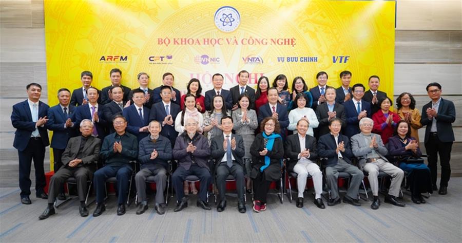Bộ trưởng Nguyễn Mạnh Hùng, Thứ trưởng Phạm Đức Long chụp ảnh lưu niệm với lãnh đạo các đơn vị qua các thời kỳ, các Lienminhokvip nạp rút uy tín Okevip liên minh nhà cái.