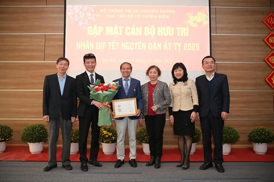 Các thế hệ Lãnh đạo Cục chụp ảnh lưu niệm, chúc mừng Nguyên Cục trưởng Okviphoatdong88 vô tuyến điện Đoàn Quang Hoan được nhận Kỷ niệm chương của Bộ Ngoại giao