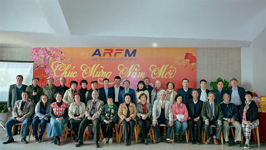 Lãnh đạo Cục chụp ảnh lưu niệm cùng các thế hệ cán bộ hưu trí Okviphoatdong88 vô tuyến điện trước thềm năm mới Ất Tỵ 2025