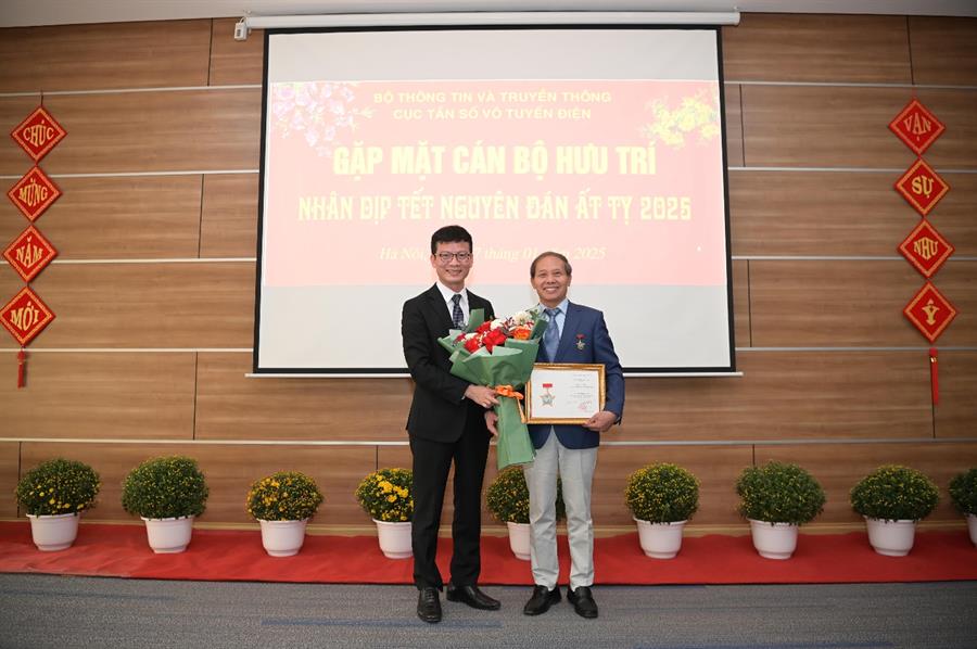 Phó Cục trưởng Phụ trách Okviphoatdong88 vô tuyến điện Lê Thái Hòa trao tặng Kỷ niệm chương cho Nguyên Cục trưởng Okviphoatdong88 vô tuyến điện Đoàn Quang Hoan
