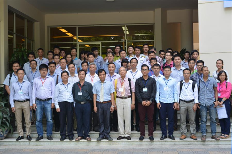 Các đại biểu dự Hội thảo chụp ảnh lưu niệm