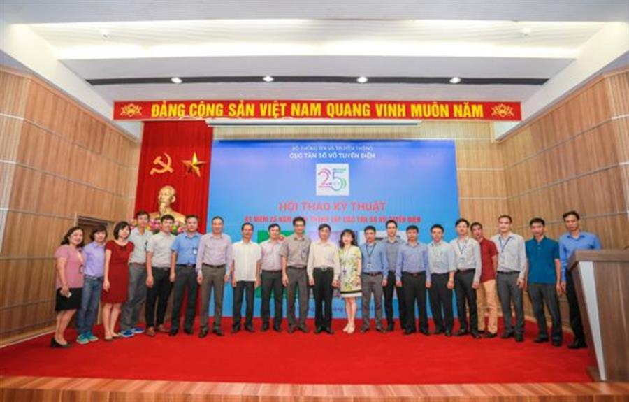 Lãnh đạo Cục và các đội thi chụp hình lưu niệm tại Lễ Khai mạc Hội thao Kỹ thuật