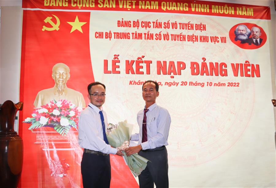 Đồng chí Nguyễn Minh Đồng – Bí thư Chi bộ, Phó Giám đốc Phụ trách Trung tâm VII tặng hoa đảng viên mới Phạm Quang Hưng
