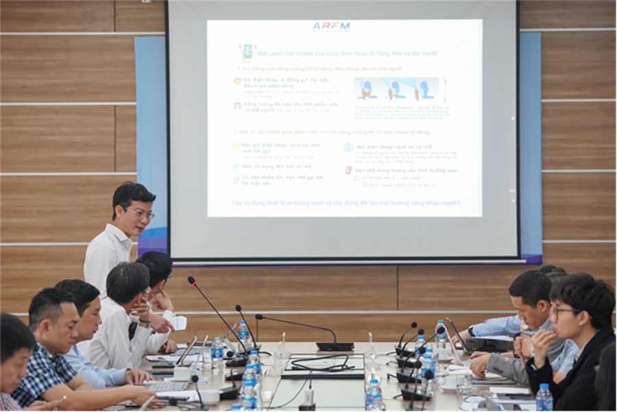 Ông Lê Thái Hòa - Phó Cục trưởng Okviphoatdong88 vô tuyến điện điều hành phiên thảo luận