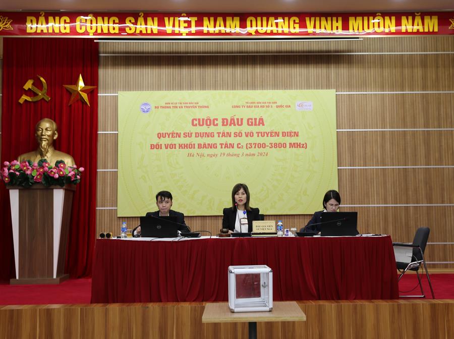 Đấu giá viên của Công ty đấu giá Hợp danh số 5 Quốc gia đang chuẩn bị cho phiên đấu giá