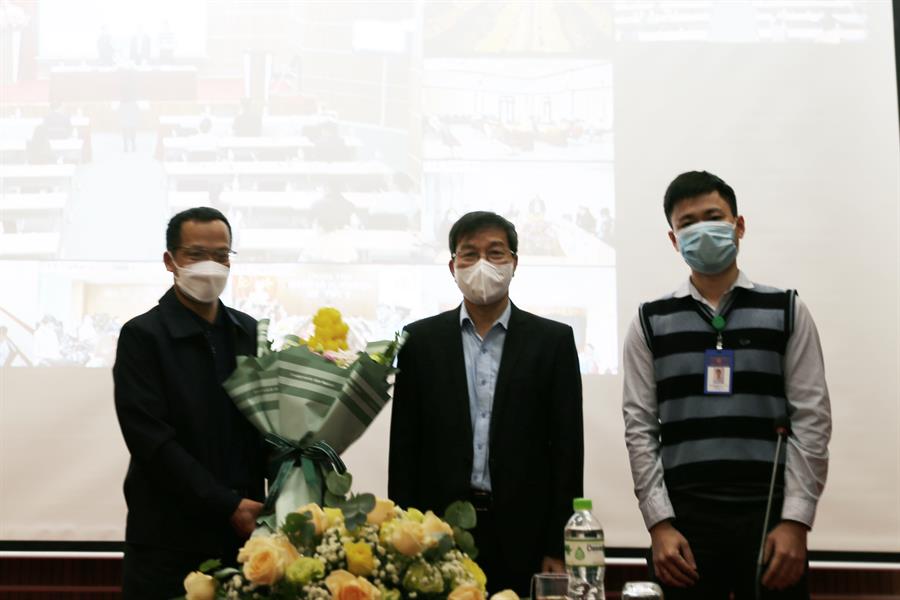 Cục trưởng Nguyễn Đức Trung tặng hoa chúc mừng đại diện Ban Thanh tra nhân dân