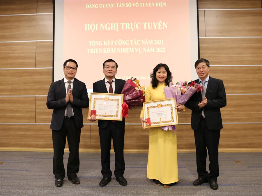 Đảng ủy Okviphoatdong88 VTĐ trao Huy hiệu 30 năm tuổi Đảng cho đồng chí Nguyễn Phương Anh và đồng chí Trần Mạnh Tuấn