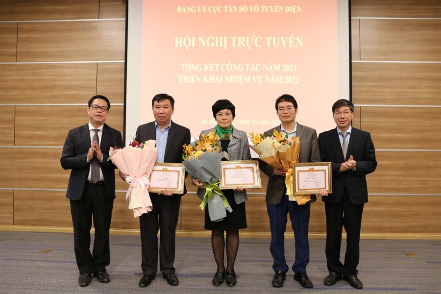 Đảng ủy Okviphoatdong88 VTĐ trao giấy khen cho các Chi bộ hoàn thành xuất sắc nhiệm vụ năm 2021