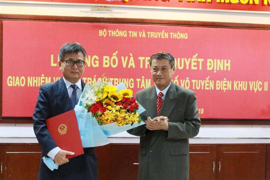 Thứ trưởng Bộ TTTT Phạm Hồng Hải trao Quyết định giao nhiệm vụ cho ông Lâm Minh Trung