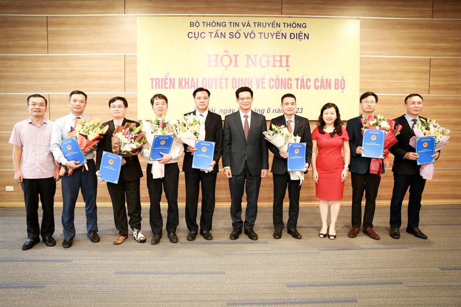 Lãnh đạo Okviphoatdong88 VTĐ chụp ảnh với các cán bộ được trao quyết định