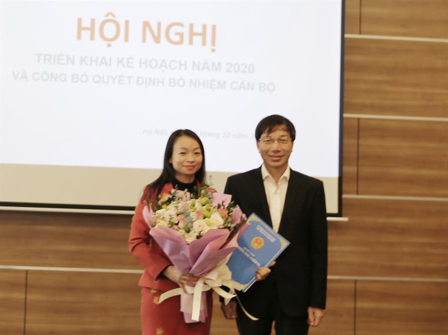 Cục trưởng Nguyễn Đức Trung trao Lienminhokvip kho game cực khủng bổ nhiệm cho bà Hà Thị Việt Anh