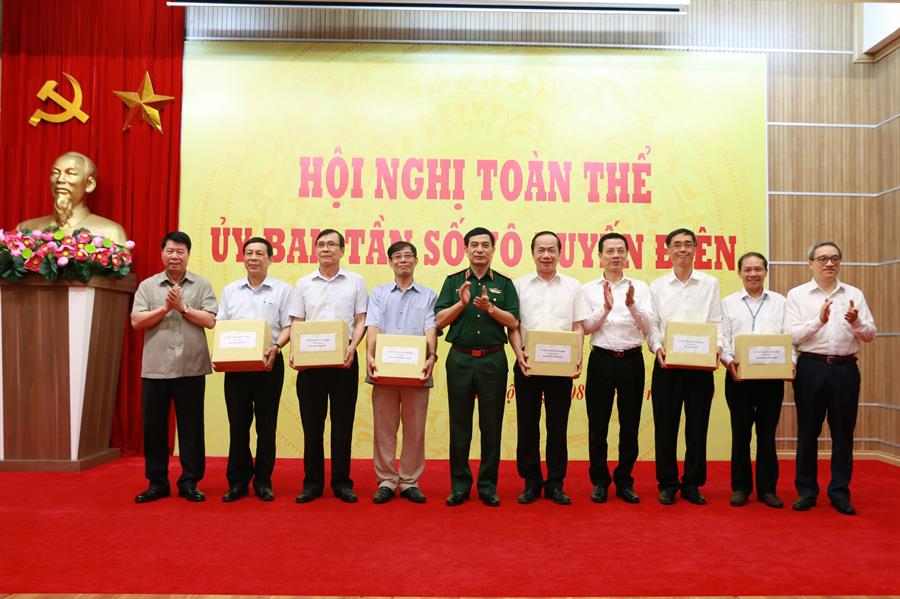 Lãnh đạo Ủy ban tặng quà các thành viên mới nghỉ công tác tại Ủy ban